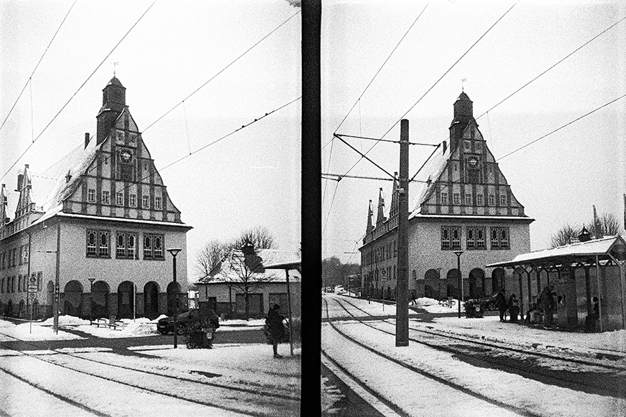Rathaus Schkeuditz im Winter, Doppelbelichtung Agat18k Halbformatkamera, analog
