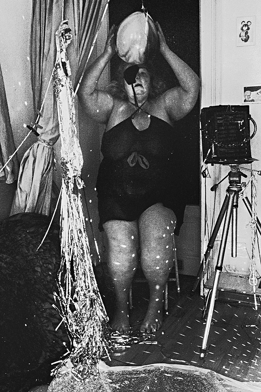 Selbstporträt stehend mit Händen über Kopf, luftballon, Fomapan Ortho 400 gepusht, analog