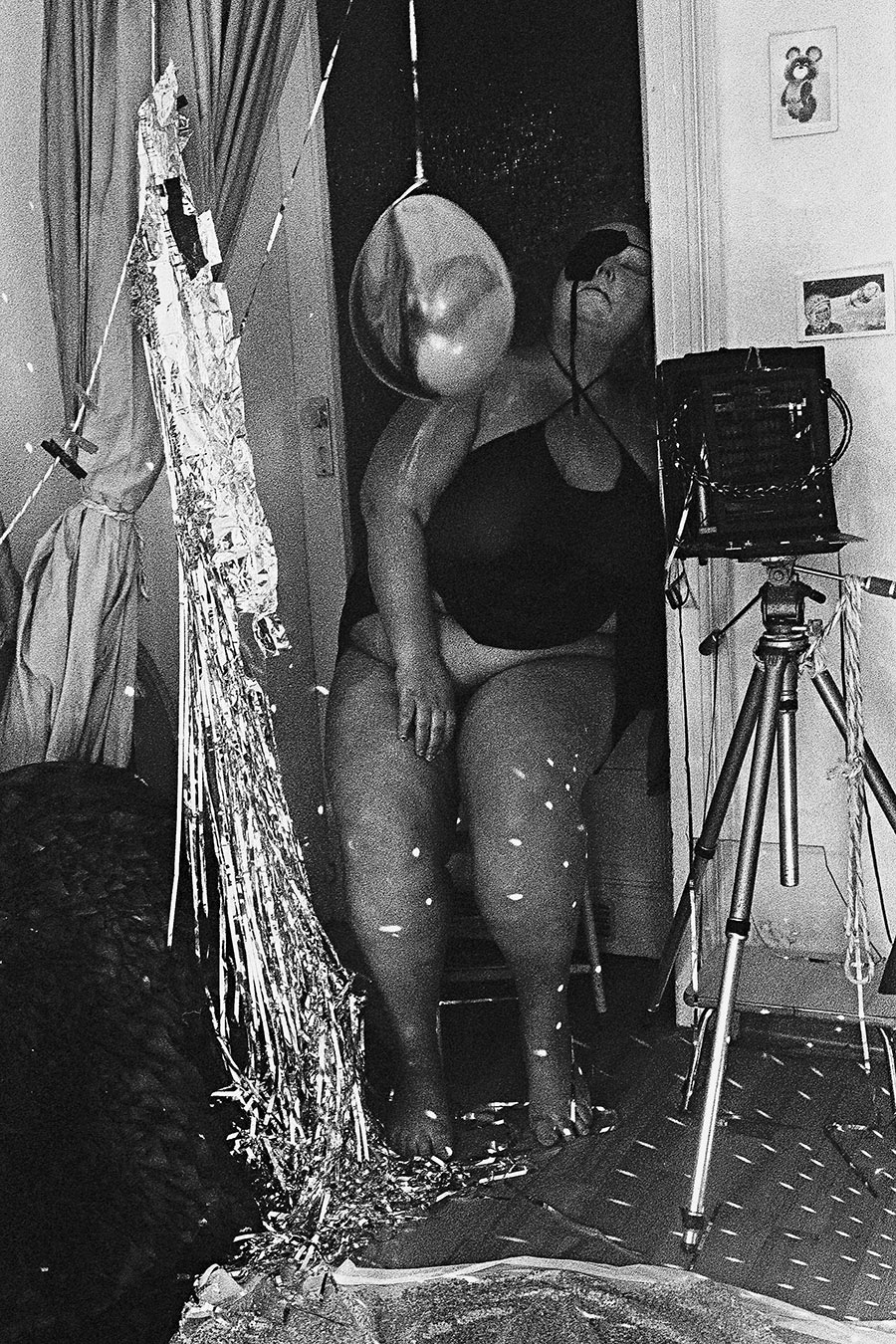 Selbstporträt maskiert vor Lametta, Fomapan Ortho 400 gepusht, analog