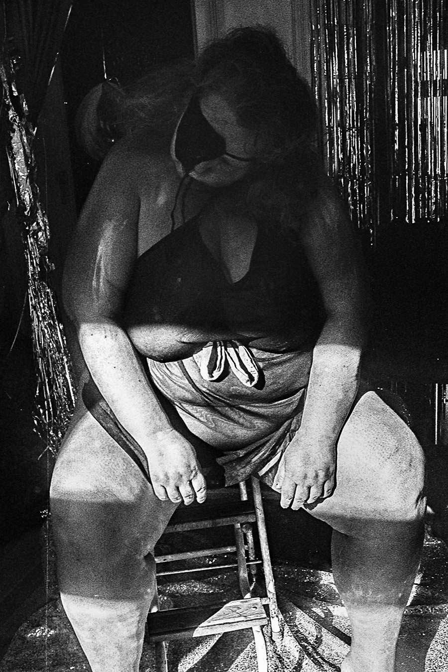 Selbstporträt hockend auf Stuhl, Fomapan Ortho 400 gepusht, analog