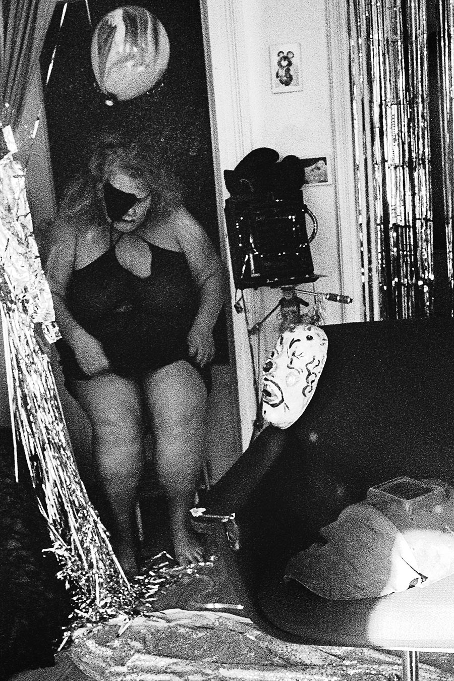 Selbstporträt auf Boden mit Maske, Fomapan Ortho 400 gepusht, analog