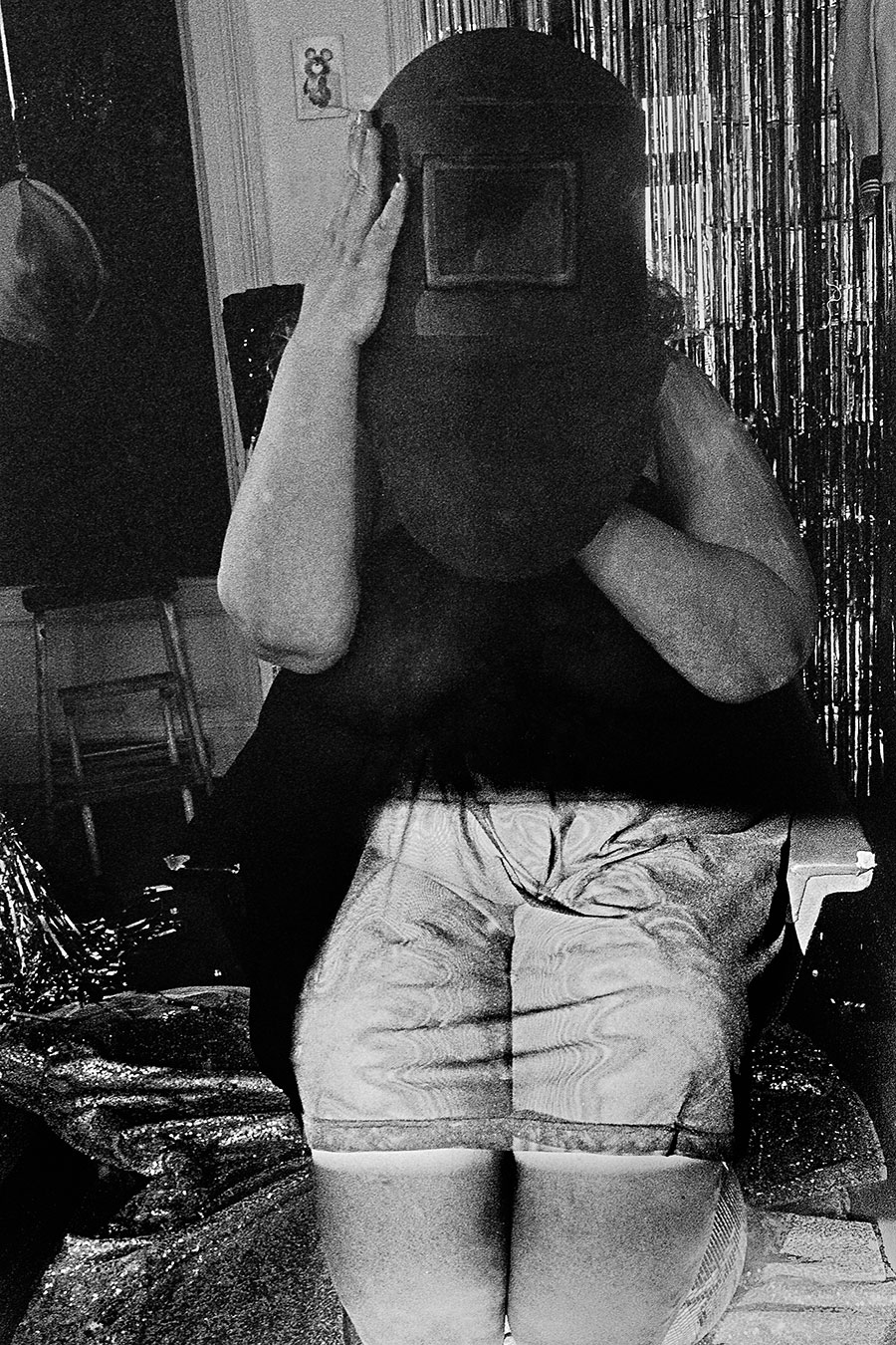 Selbstporträt mit Schweißermaske, Fomapan Ortho 400 gepusht, analog