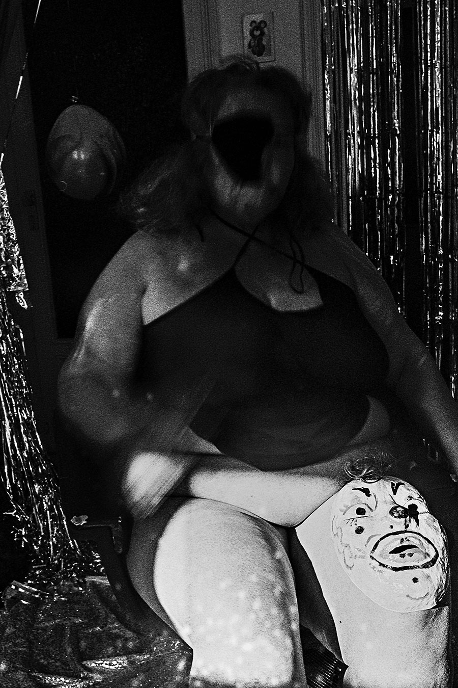 Selbstporträt sitzend mit Maske auf Schoß, Fomapan Ortho 400 gepusht, analog