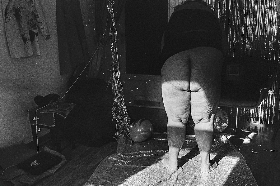 Selbstporträt Rückenansicht mit Po, stehend, Fomapan Ortho 400 gepusht, analog