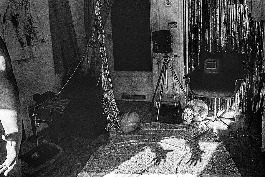 Schattenhände, glitzernder Boden, Fomapan Ortho 400 gepusht, analog