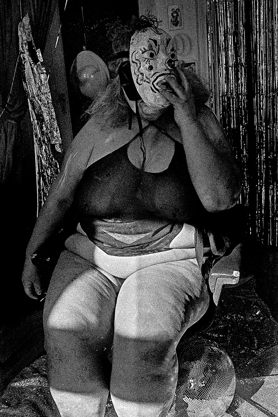 Selbstporträt sitzend mit Maske, Fomapan Ortho 400 gepusht, analog