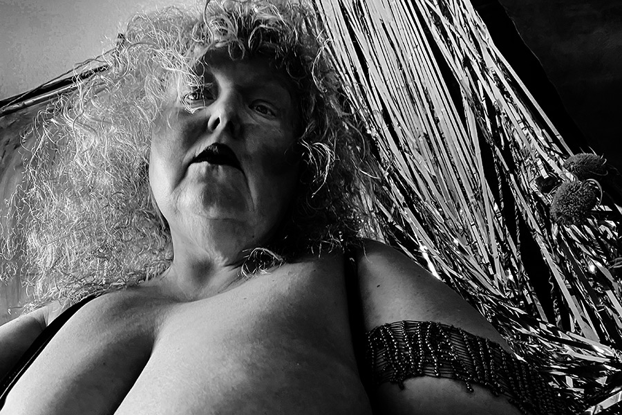 Schwarz-weiß Selbstporträt extreme Froschperspektive vor Lametta, digital-analog Remix