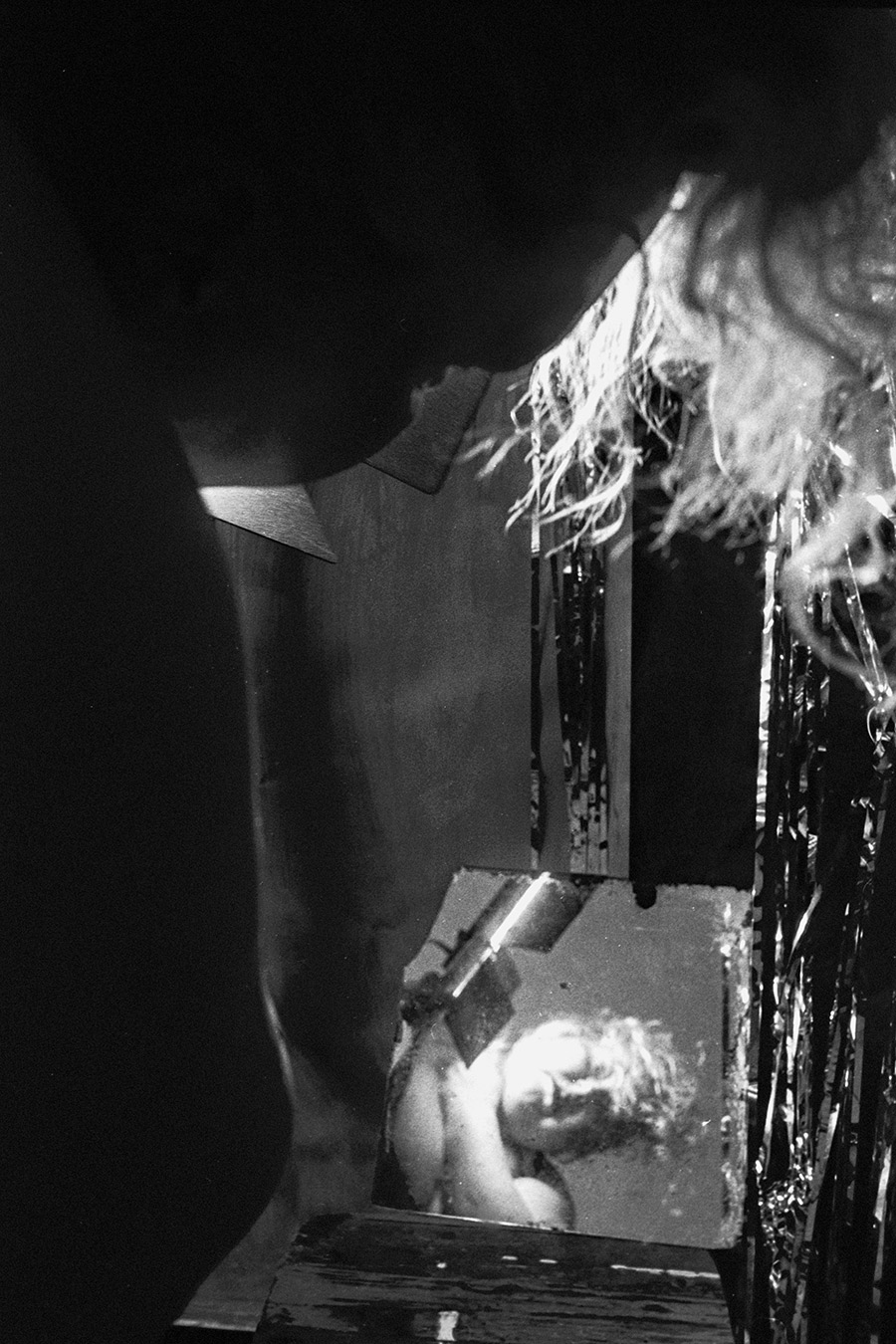 Analoges Selbstporträt liegend mit Spiegel vor Lametta, Schwarz-Weiß