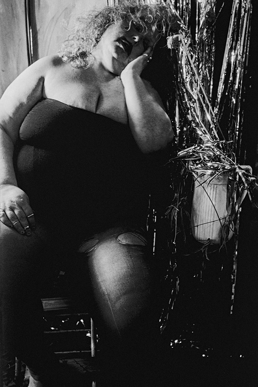 Analoges Selbstporträt sitzend vor Lametta, Kodak T-Max gepusht, Schwarz-Weiß