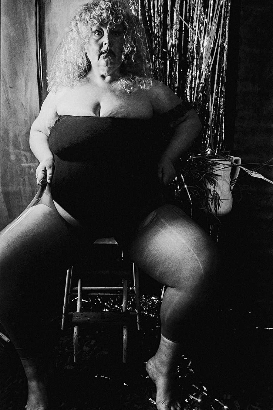 Analoges Selbstporträt Frau vor Lametta, Kodak T-Max gepusht, Schwarz-Weiß