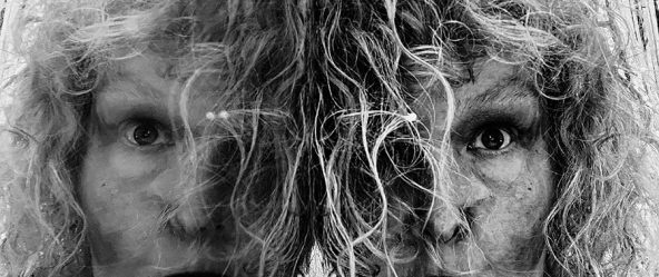 Schwarz-weiß Selbstporträt Doppelbelichtung mit wilden Locken, digital-analog Remix