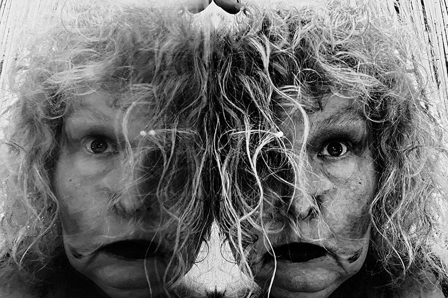 Schwarz-weiß Selbstporträt Doppelbelichtung mit wilden Locken, digital-analog Remix