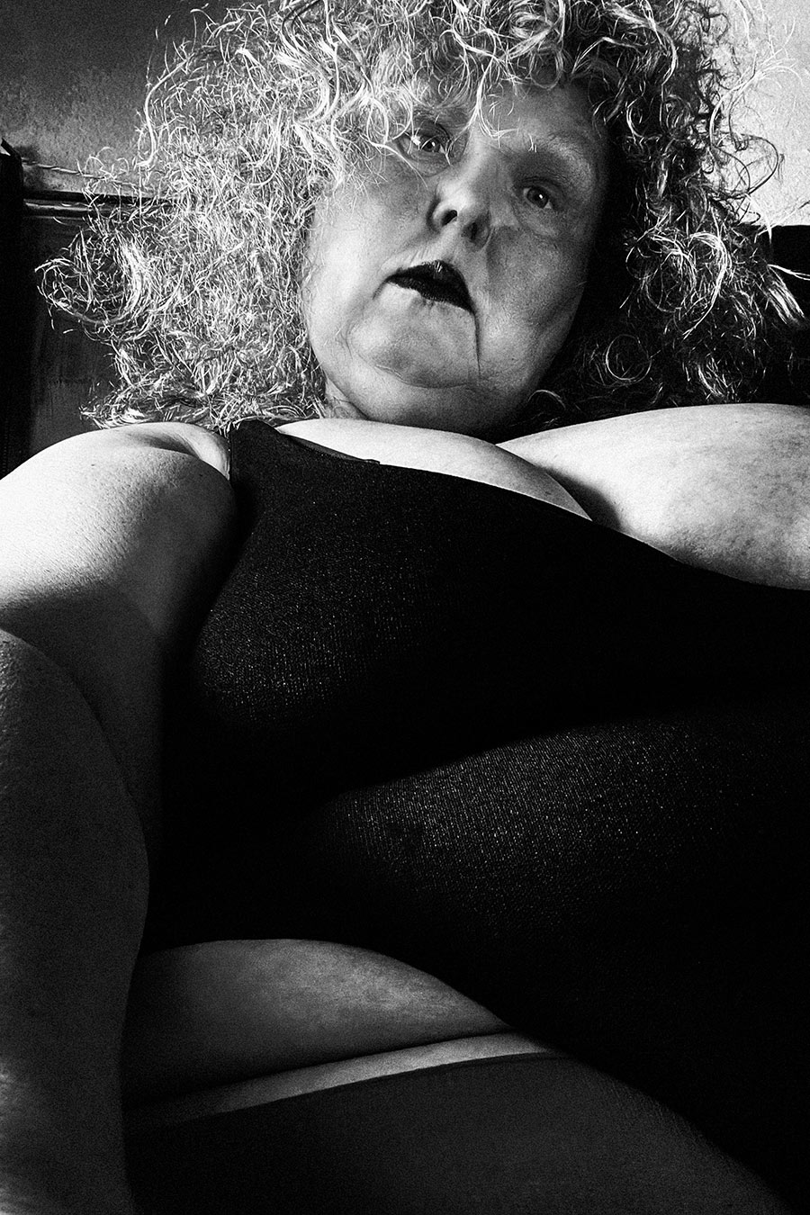 Schwarz-weiß Selbstporträt Froschperspektive mit wilden Locken, digital-analog Remix