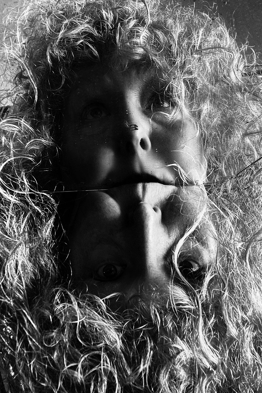 Schwarz-weiß Selbstporträt mit Locken und Spiegelbild, digital-analog Remix, Nahaufnahme