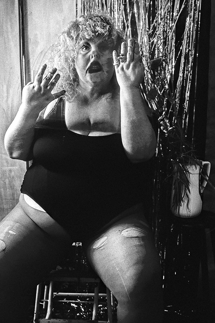 Analoges Selbstporträt mit Fensterscheibe am Gesicht, Kodak T-Max gepusht, Schwarz-Weiß