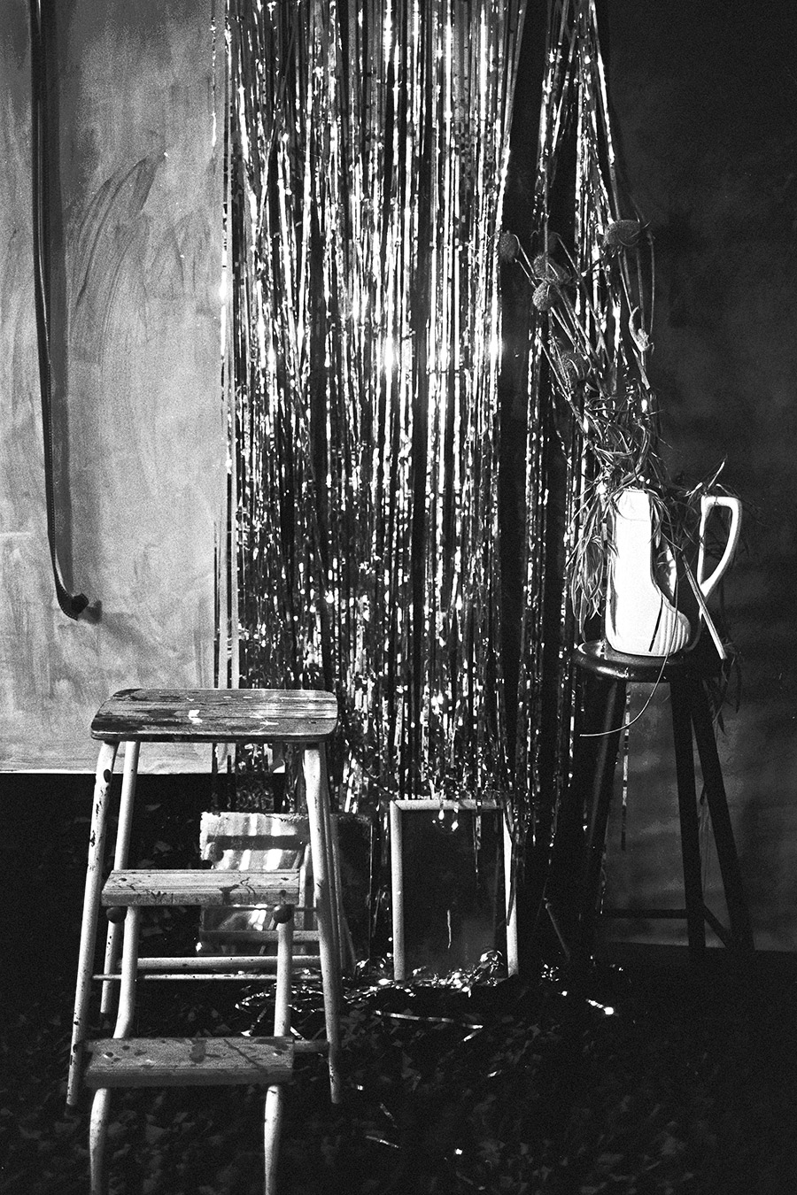 Analoges Foto leere Bühne mit Stühlen und Lametta-Vorhang, Schwarz-Weiß
