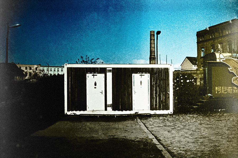 cottbus-brandenburg-analogefotografie-agat18k-bahnhof-toiletten