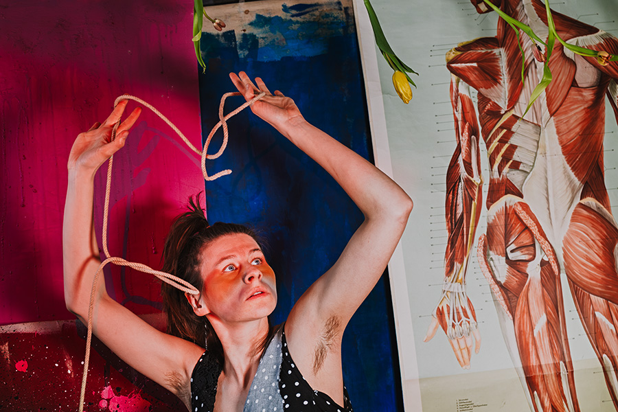 Frau mit Seil vor anatomischer Darstellung, Fotokunst Die Lücke