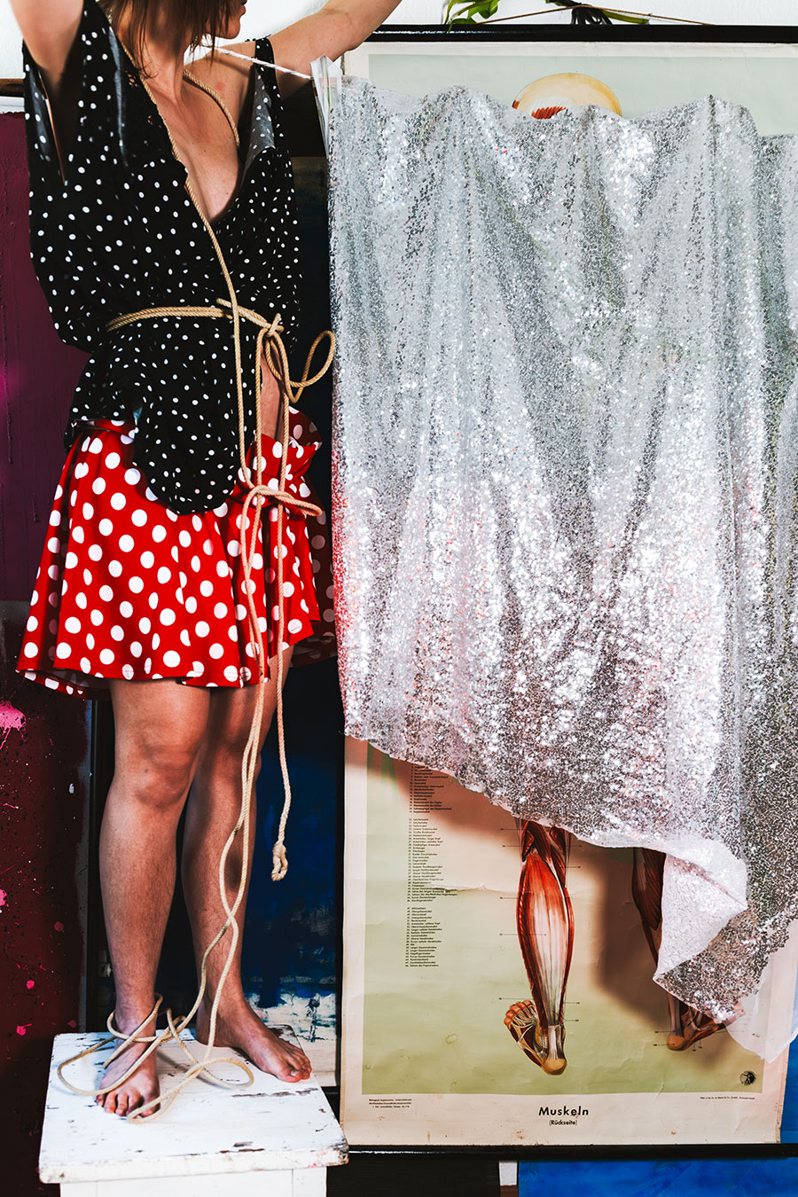 Frau hält Glitzertuch hoch, Fotokunst Die Lücke