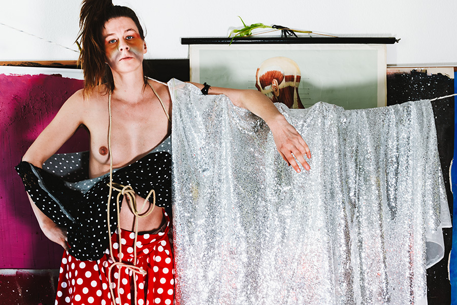 Frau hält Glitzertuch seitlich, Fotokunst Die Lücke