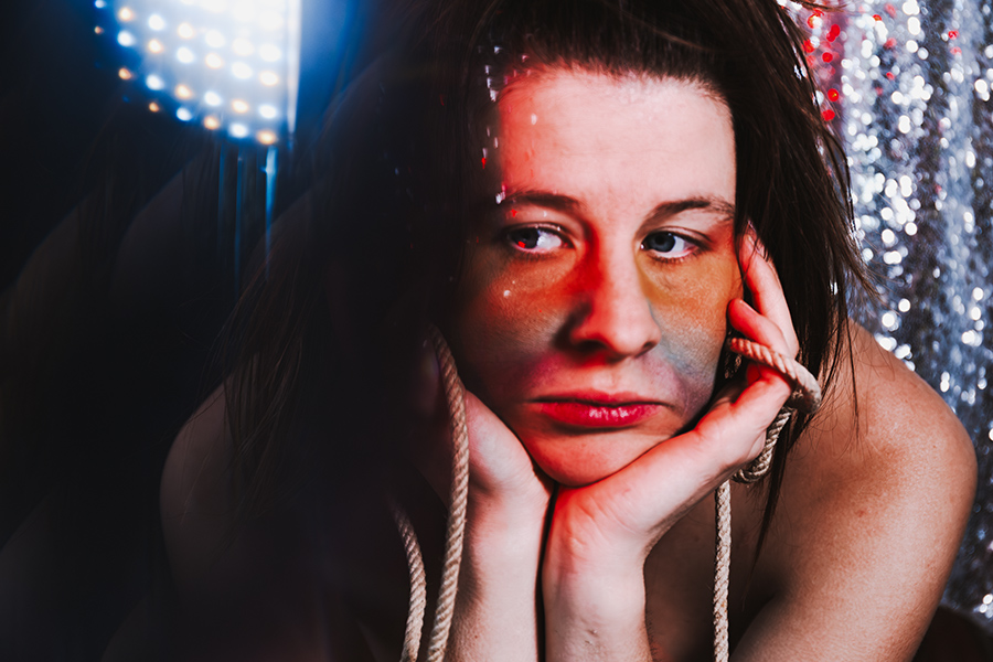 Frau mit Seil um Hals blickt seitlich, Fotokunst Die Lücke