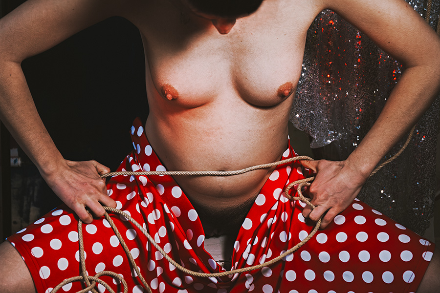 Hände ziehen an gepunktetem Rock mit Seil, Fotokunst Die Lücke