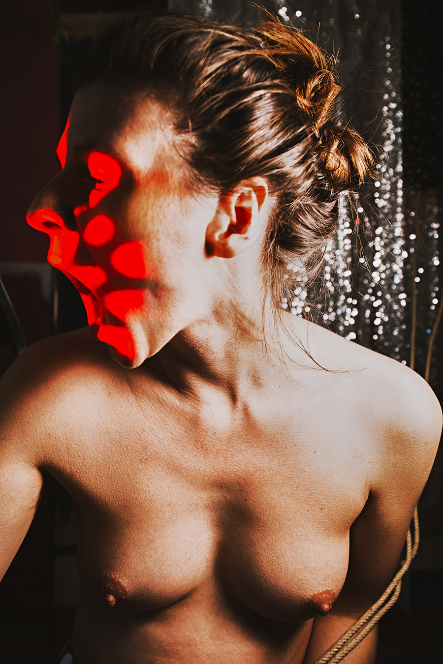 Seitenansicht mit roten Lichtflecken auf Gesicht, Fotokunst Die Lücke