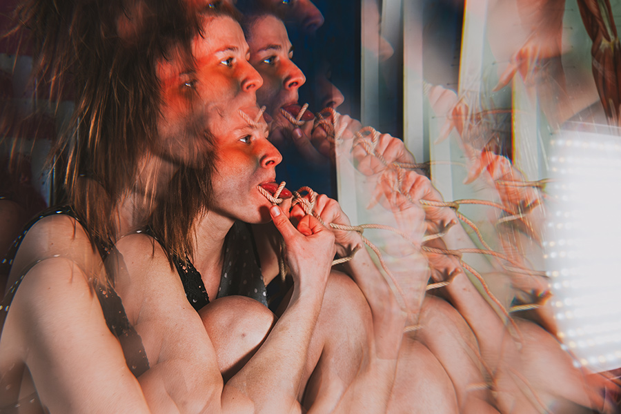 Mehrfachbelichtung Frau mit Seil im Mund, Fotokunst Die Lücke