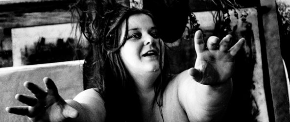 Frau streckt beide Hände zur Kamera aus, Haare über ihr an der Leine, offener Mund, analoges Schwarz-Weiß-Foto auf Kodak T-Max 100, Serie „Der Ballast"