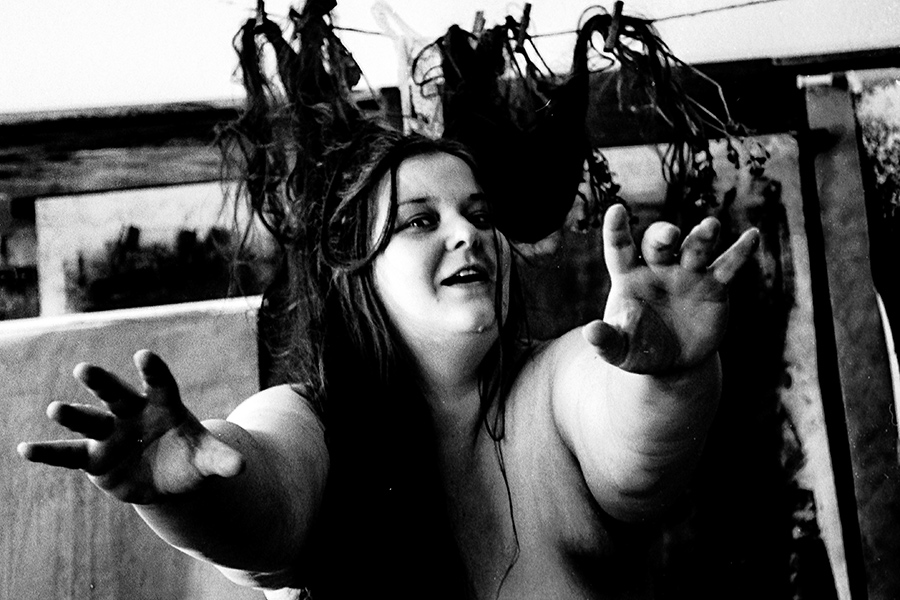  Frau streckt beide Hände zur Kamera aus, Haare über ihr an der Leine, offener Mund, analoges Schwarz-Weiß-Foto auf Kodak T-Max 100, Serie „Der Ballast"
