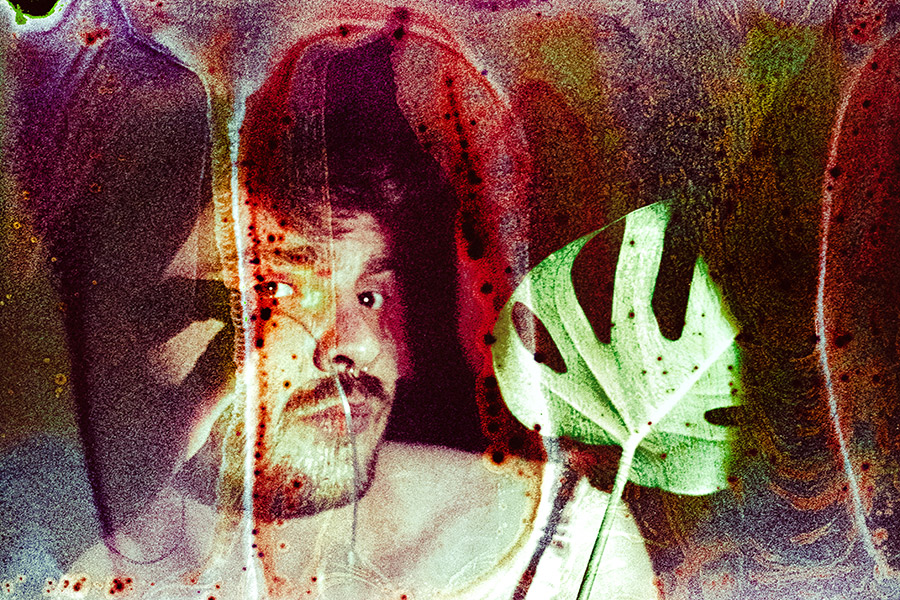 Analoges Seitenporträt mit Monstera-Blatt und roten Farbläufen, Filmsuppe Fujicolor Superia 1600, Leipzig