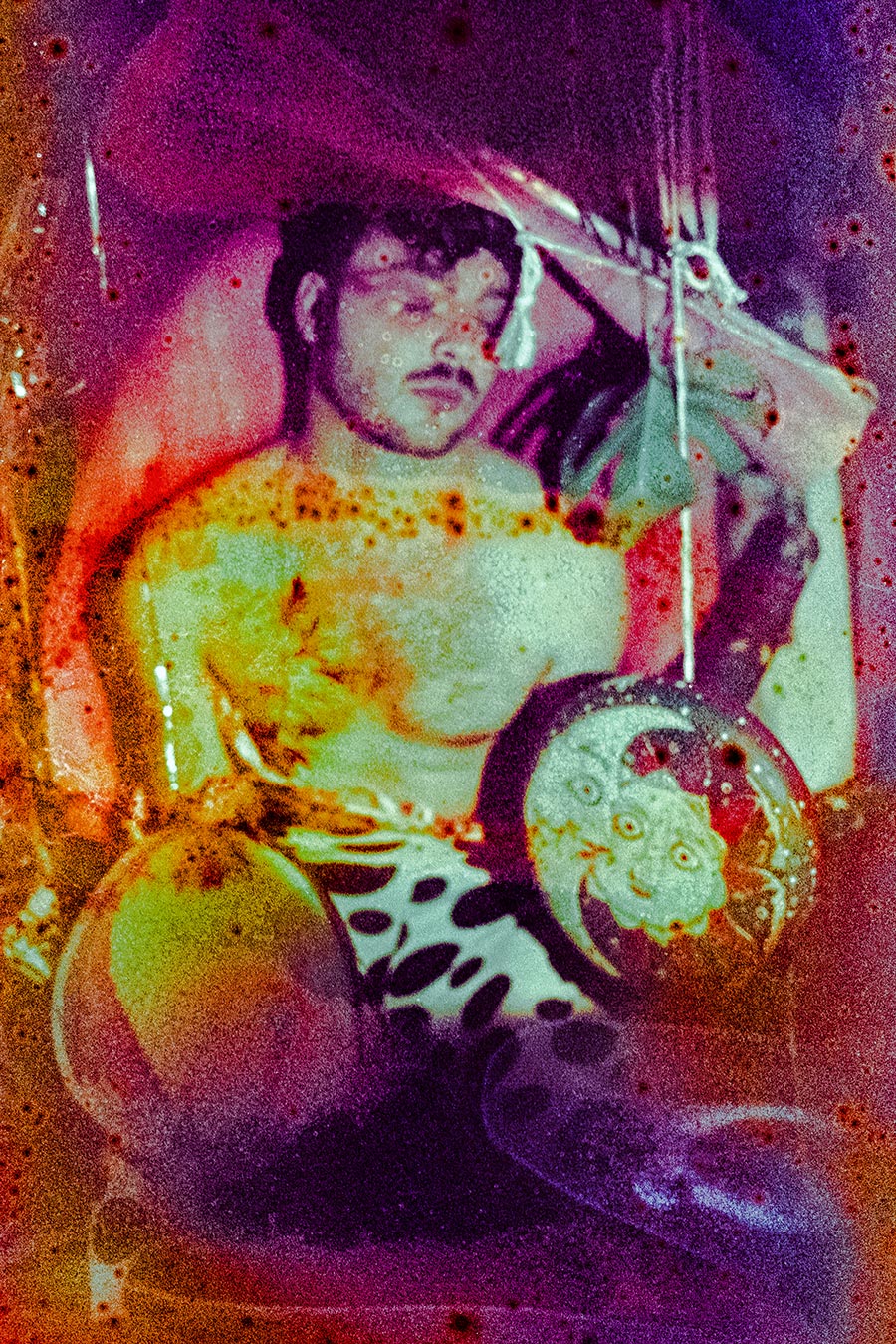 Analoges Porträt eines liegenden Menschen mit Mondgesicht-Objekt, Filmsuppe, Fujicolor Superia 1600