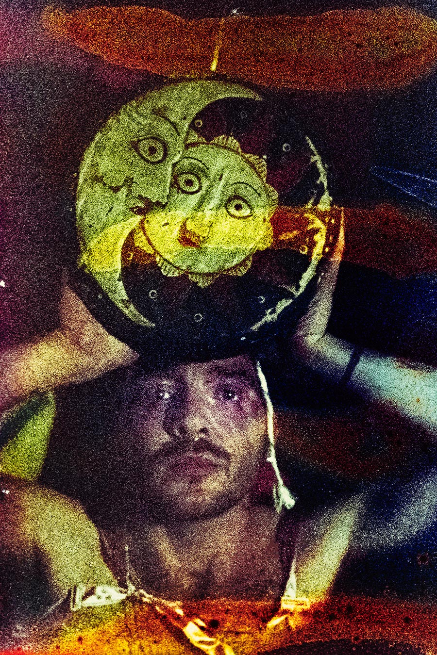 Person mit Mondgesicht-Objekt auf dem Kopf, analoge Filmsuppen-Fotografie, Fujicolor Superia 1600, Fotografin Leipzig