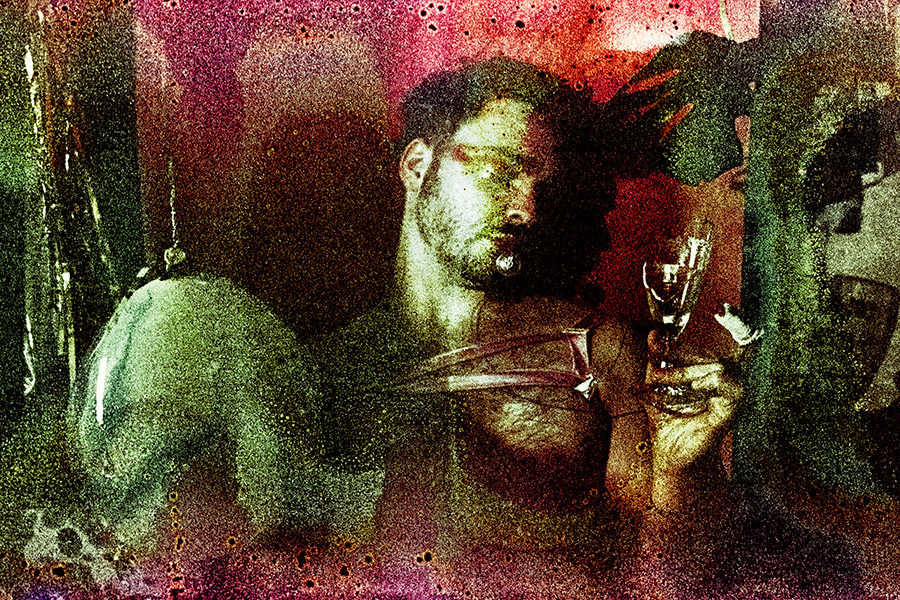 Porträt mit Sektglas in der Hand, grüne Filmsuppen-Töne, Fujicolor Superia 1600, Fotografin Leipzig