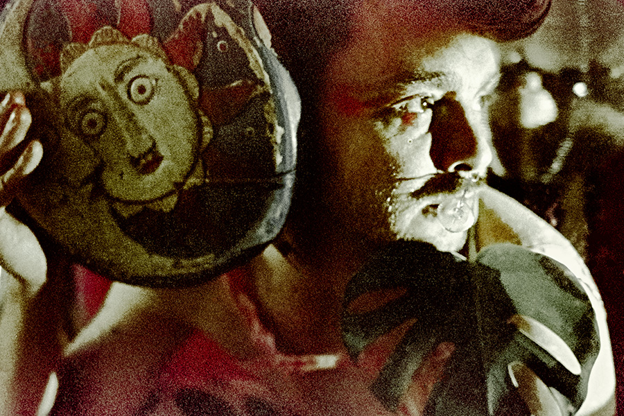 Porträt mit Sonnen-Mond-Gesicht-Objekt, analoge Fotografie Fujicolor Superia 1600, Fotografin Leipzig