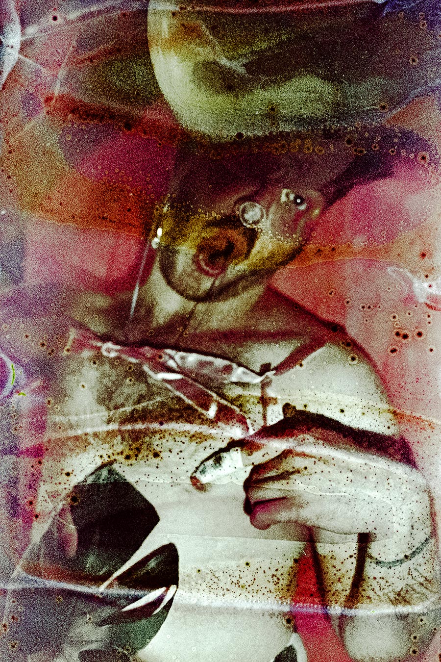 Porträt mit nach hinten geneigtem Kopf, Filmsuppe, Fujicolor Superia 1600, Fotografin Leipzig