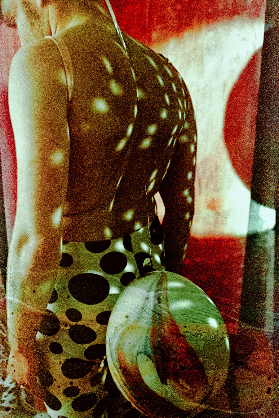 Rückenansicht einer Person mit hängendem Mondkugel-Objekt (Luftballon) und Tupfenmuster, Filmsuppe, Leipzig