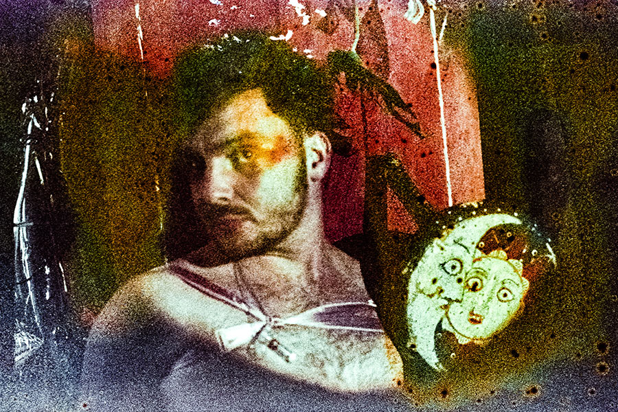 Porträt mit Mondgesicht-Objekt daneben, analoge Fotografie Filmsuppe, Fujicolor Superia 1600, Leipzig