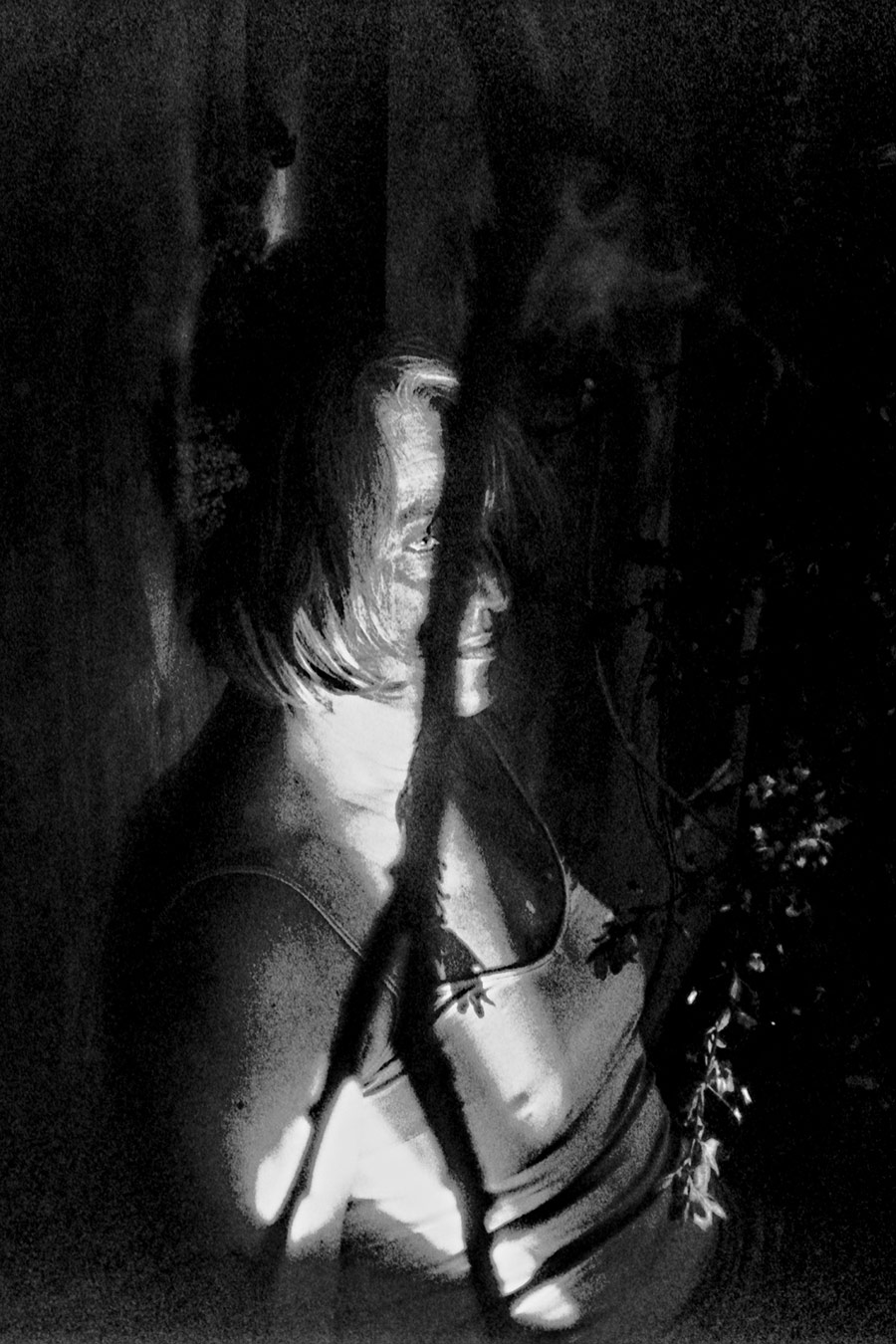 Greisenmädchen Teil 2, Frau mit gesenktem Blick im starken Licht-Schatten-Kontrast, Fomapan 400 Ortho, Fotografin Leipzig