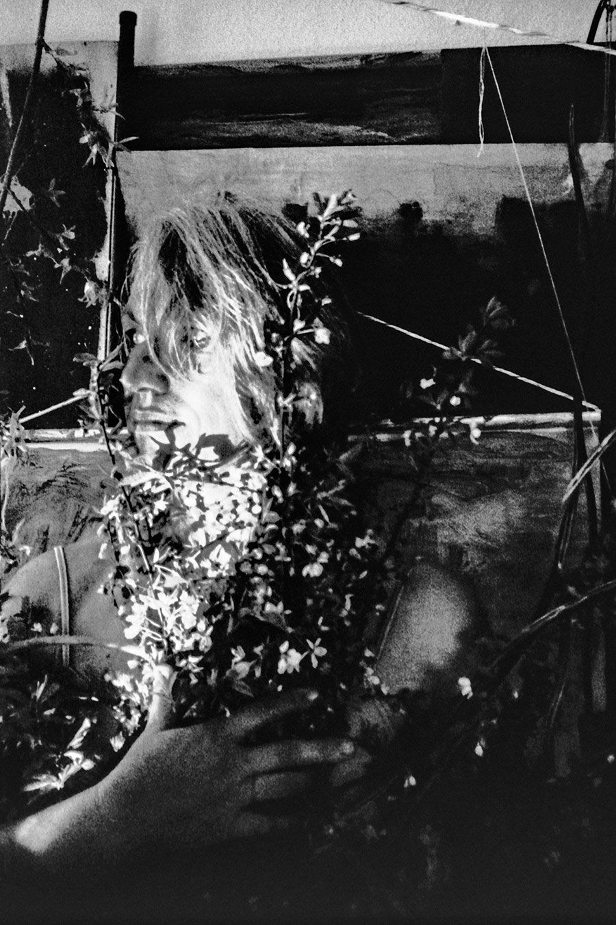 Greisenmädchen Teil 2, Frau halb im Dunkel mit Blüten über dem Gesicht, Fomapan 400 Ortho, Fotografin Leipzig