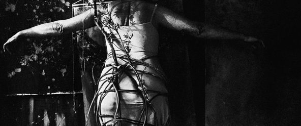 Greisenmädchen Teil 2, Frauenkörper mit ausgebreiteten Armen von Kabeln umwickelt in kreuzförmiger Haltung, Fomapan 400 Ortho, Fotografin Leipzig