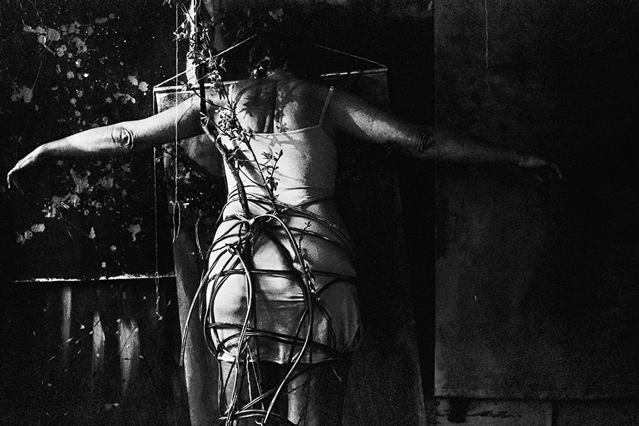 Greisenmädchen Teil 2, Frauenkörper mit ausgebreiteten Armen von Kabeln umwickelt in kreuzförmiger Haltung, Fomapan 400 Ortho, Fotografin Leipzig