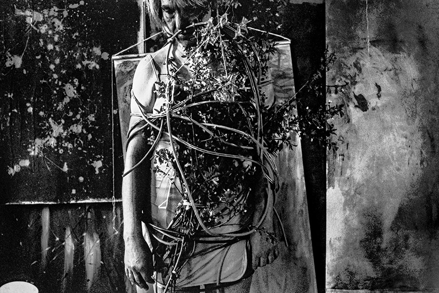 Greisenmädchen Teil 2, Frauenkörper frontal von Zweigen und Kabeln überwachsen ohne sichtbares Gesicht, Fomapan 400 Ortho, Fotografin Leipzig