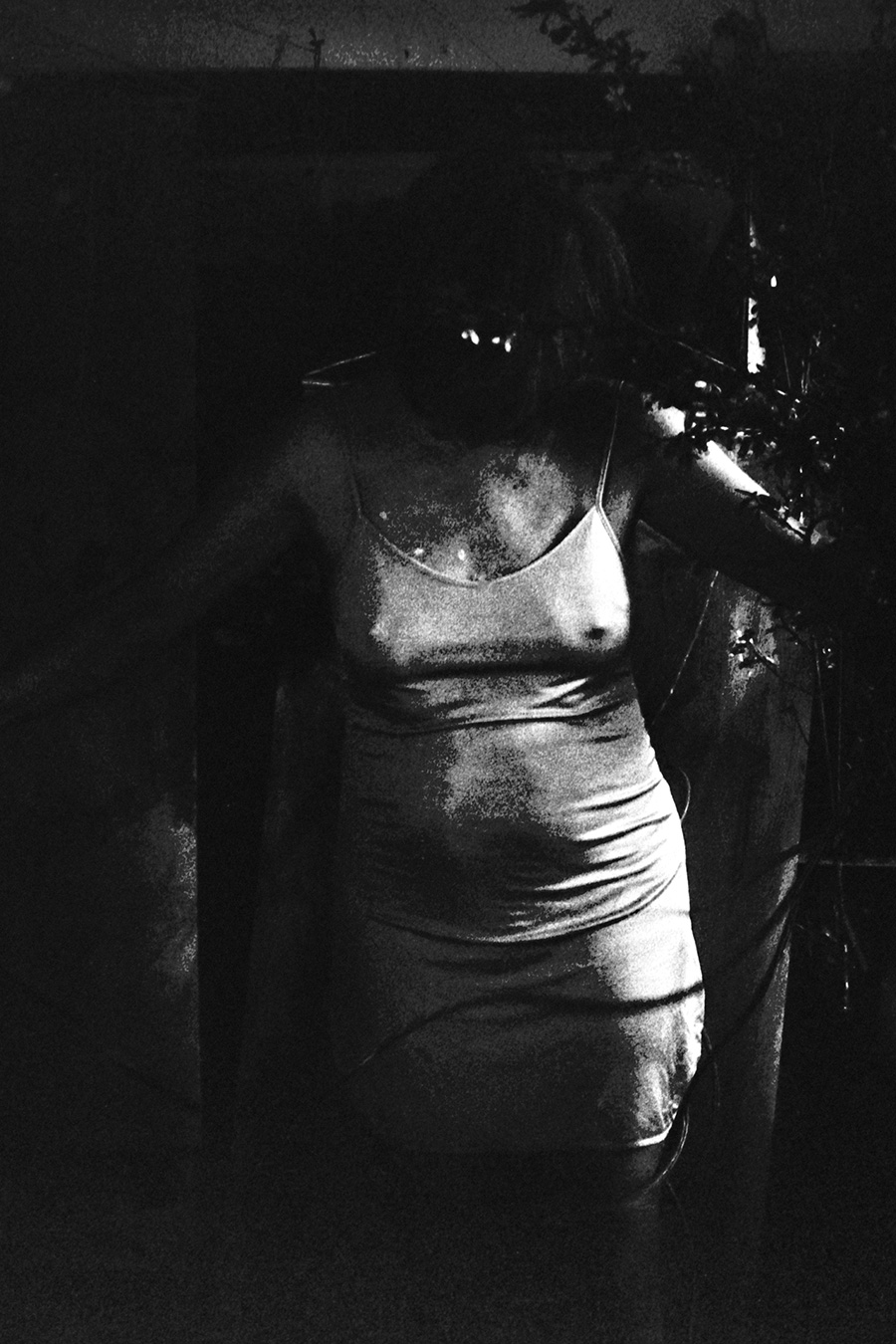 Greisenmädchen Teil 2, Frauenkörper ohne Kopf im tiefen Schwarz, Fomapan 400 Ortho gepusht, Fotografin Leipzig