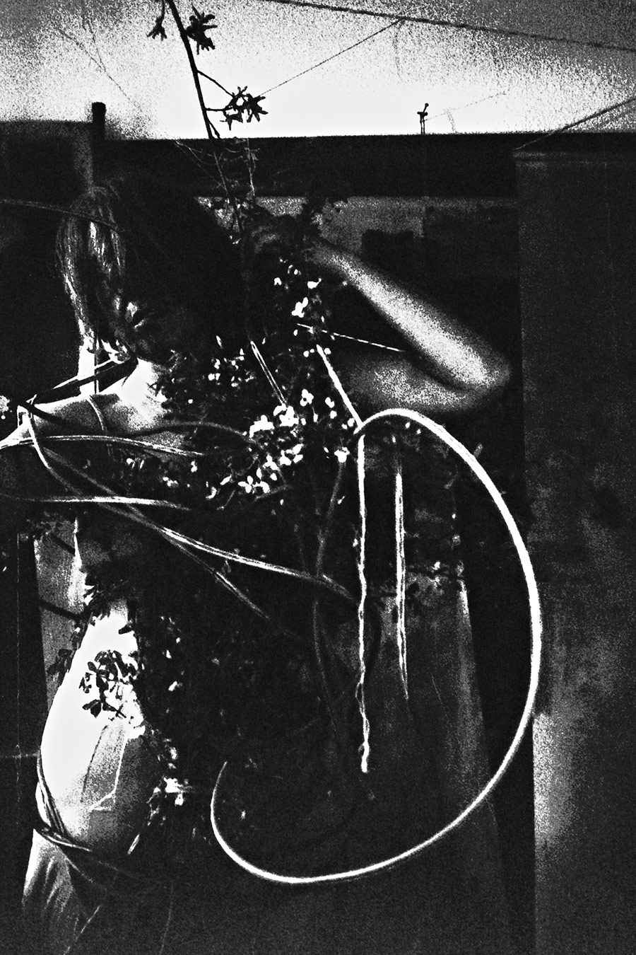 Greisenmädchen Teil 2, Frauenrücken mit Kabeln und leuchtendem Kreis greift nach oben, Fomapan 400 Ortho, Fotografin Leipzig