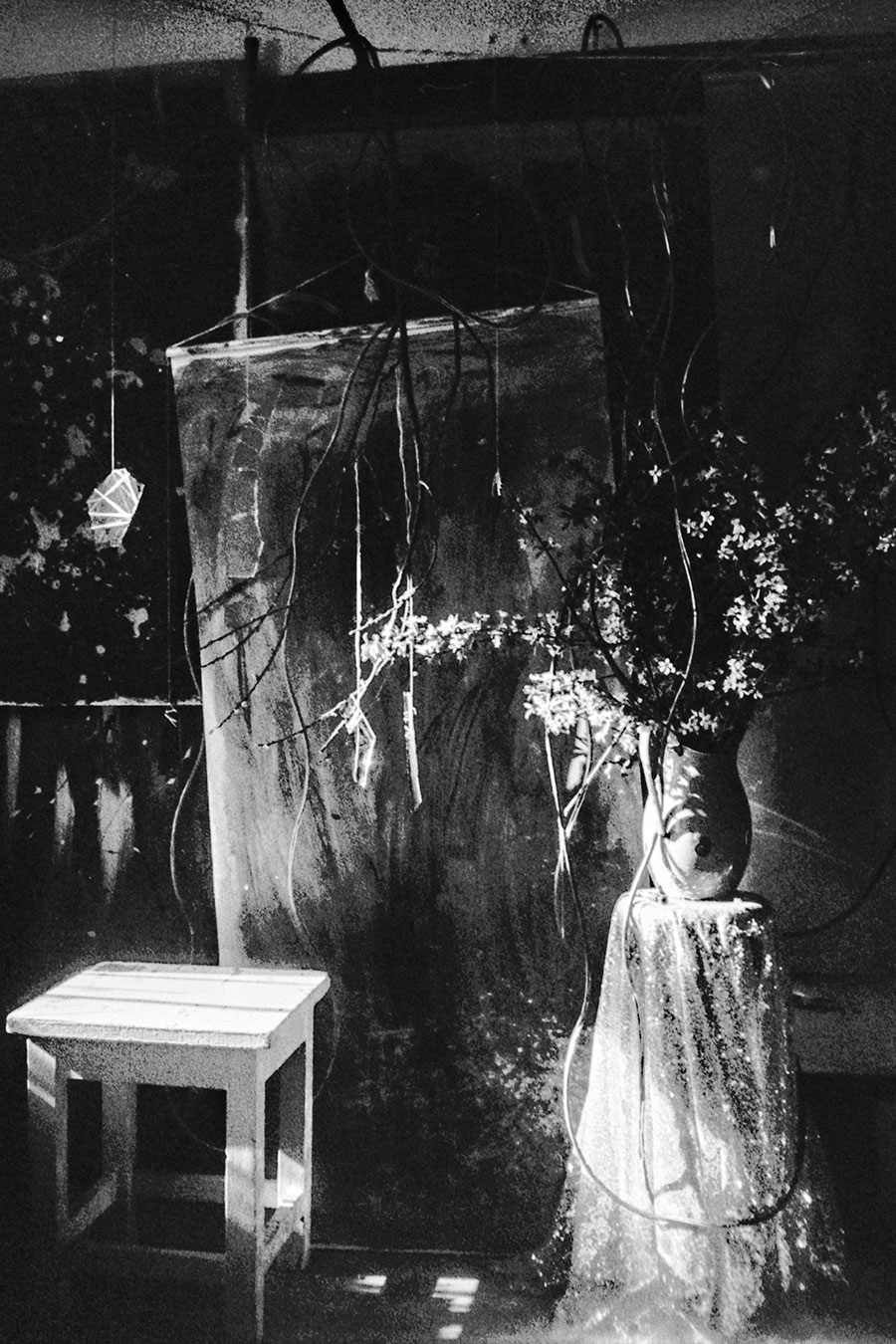 Greisenmädchen Teil 2, analoges Schwarzweißbild des leeren Sets mit Hocker, Kanne und Zweigen, Fomapan 400 Ortho, Fotografin Leipzig