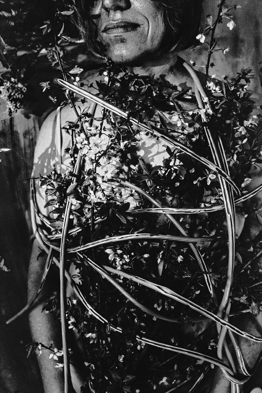 Greisenmädchen Teil 2, Nahaufnahme Frauenkörper ohne Kopf mit Blüten und Kabeln am Brustkorb, Fomapan 400 Ortho, Fotografin Leipzig