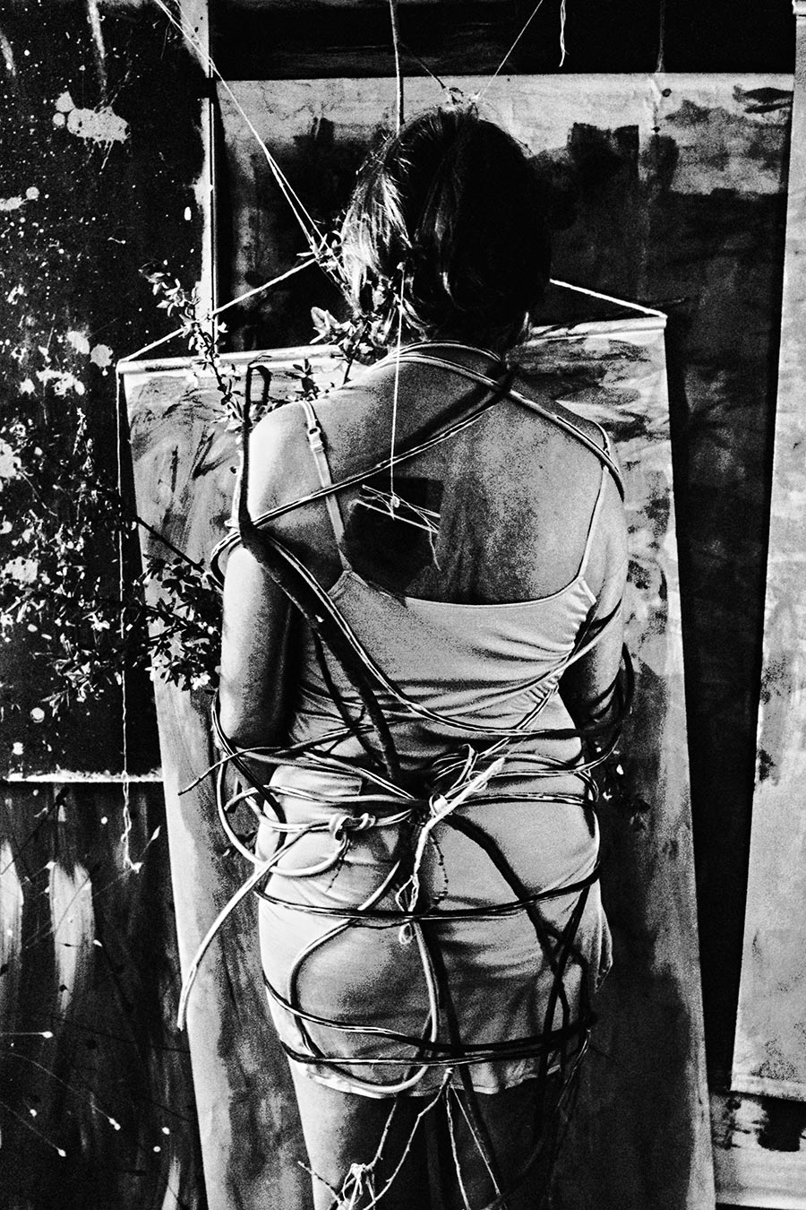 Greisenmädchen Teil 2, Frauenrücken gleichmäßig beleuchtet und dicht mit Kabeln umwickelt, Fomapan 400 Ortho, Fotografin Leipzig