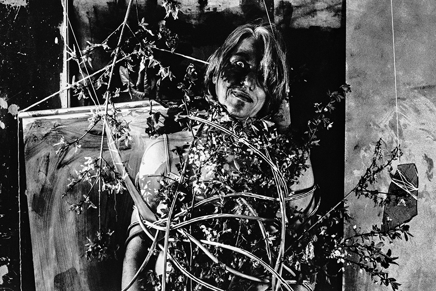 Greisenmädchen Teil 2, Frau schaut seitwärts durch Blüten und Kabel, ein Auge im Dunkel, Fomapan 400 Ortho, Fotografin Leipzig