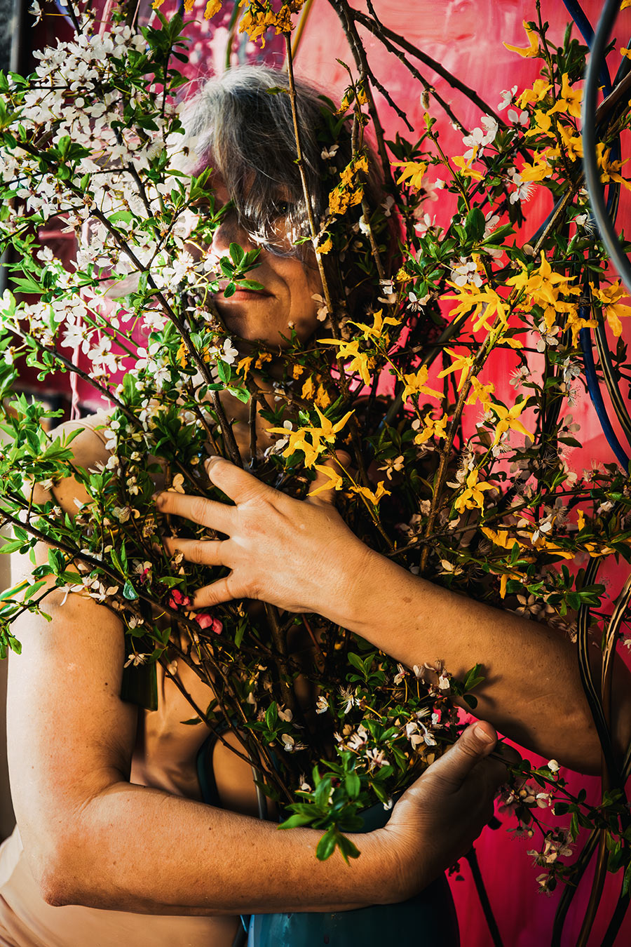 Fotokunst Greisenmädchen, Frau umarmt große Blütenzweige mit weißen und gelben Blüten, Fotografin Leipzig
